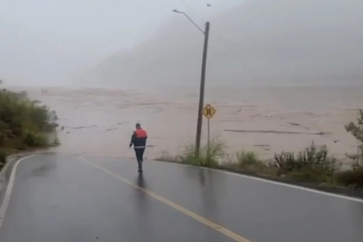 Rio das Antas supera cota de inundação e deixa ponte e casas submersas. Veja vídeo