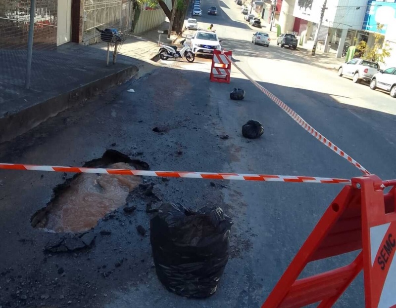 Prefeitura de Divinópolis isola área afetada por buraco e orienta motoristas