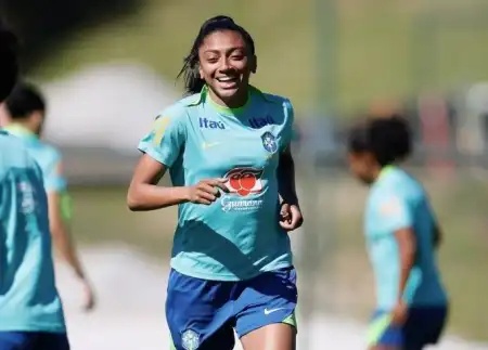 Gigante europeu acerta contratação de atacante da Seleção Brasileira Feminina