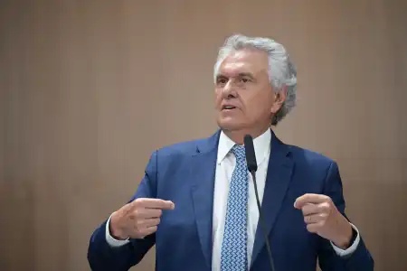 Caiado volta a criticar Flávio Bolsonaro após declaração sobre urnas eletrônicas