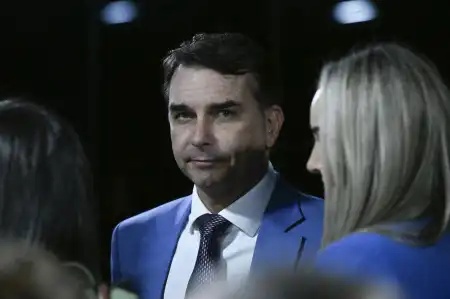 Polícia do Senado reforça segurança de Flávio Bolsonaro após aumento de ameaças, diz equipe
