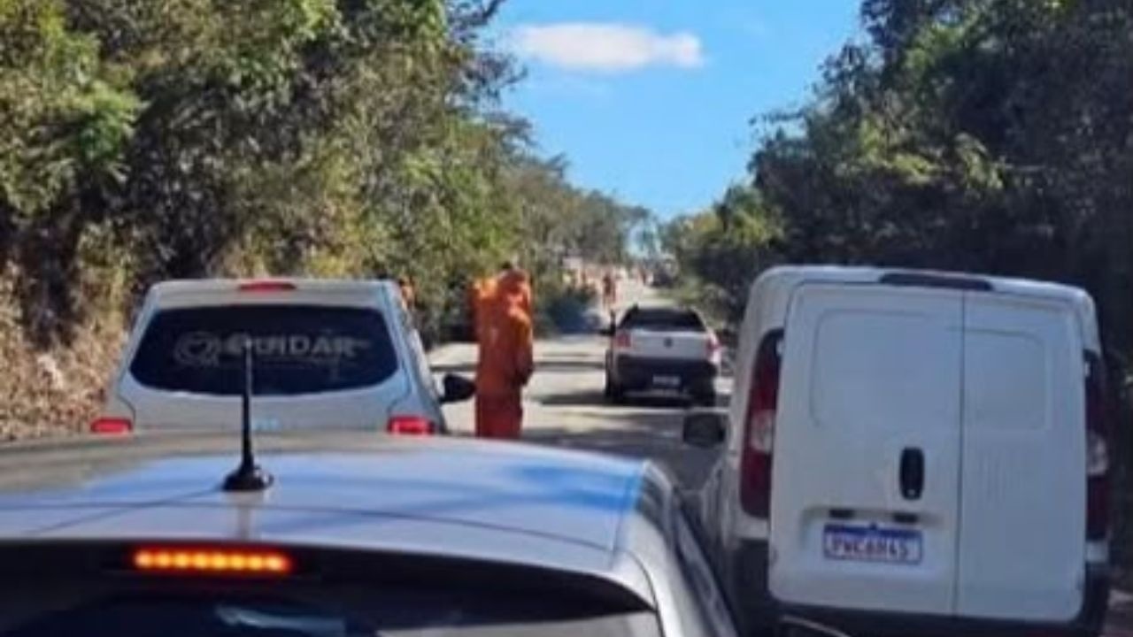 Acidente em Pará de Minas envolve carro e ônibus, resultando em feridos