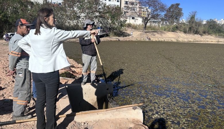 Prefeitura de Divinópolis inicia limpeza da Lagoa do Sidil com retirada de aguapés