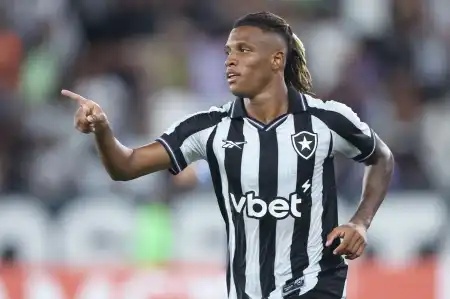 Vai sair? Danilo é relacionado para Botafogo x Vitória