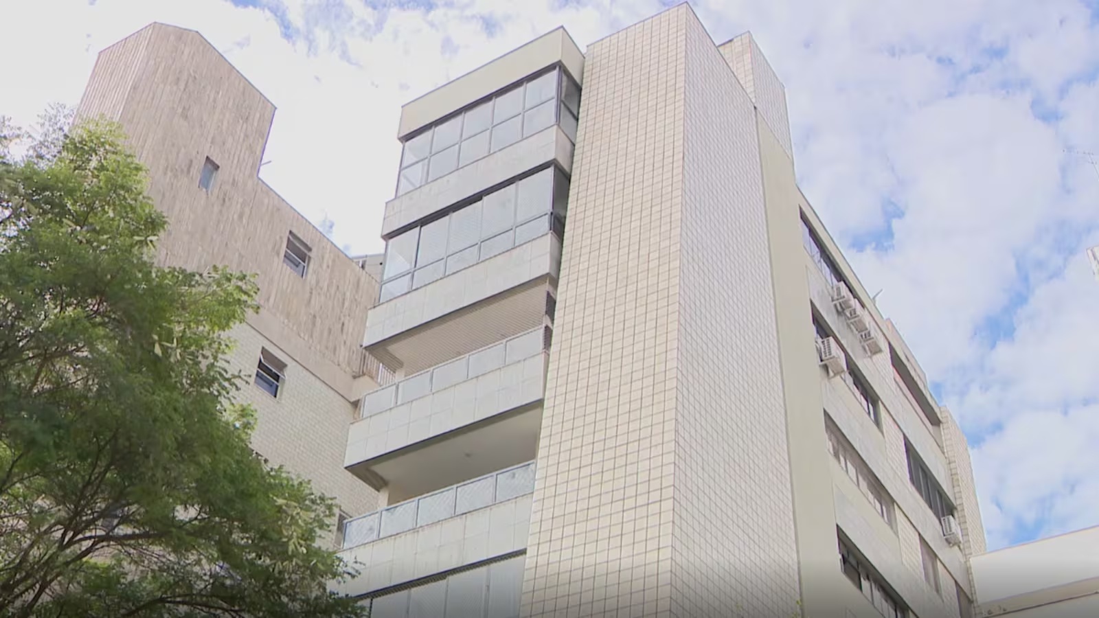 Idosa é atacada pelo marido com golpes de faca em prédio de bairro nobre de Belo Horizonte