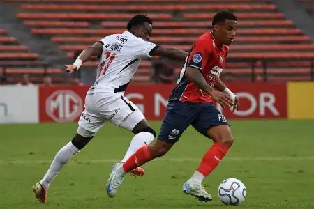 Vasco coleciona vacilos, mas arranca empate do Independiente-COL pela Sul-Americana
