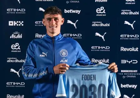 Preterido pela Inglaterra na Copa, Foden renova contrato com Manchester City