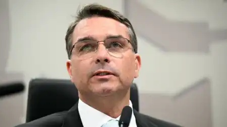 Flávio Bolsonaro nega irregularidades em suposto contrato com Vorcaro