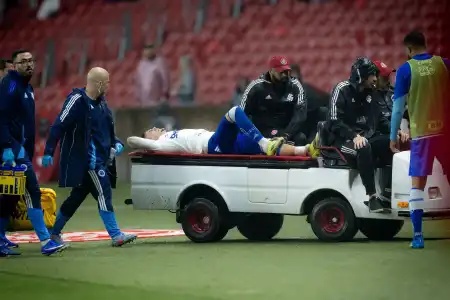 Gabriel Pec, atacante do Cruzeiro, é diagnosticado com fratura na perna esquerda