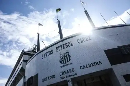 Santos enfrenta Chapecoense na Vila Belmiro pelo Campeonato Brasileiro