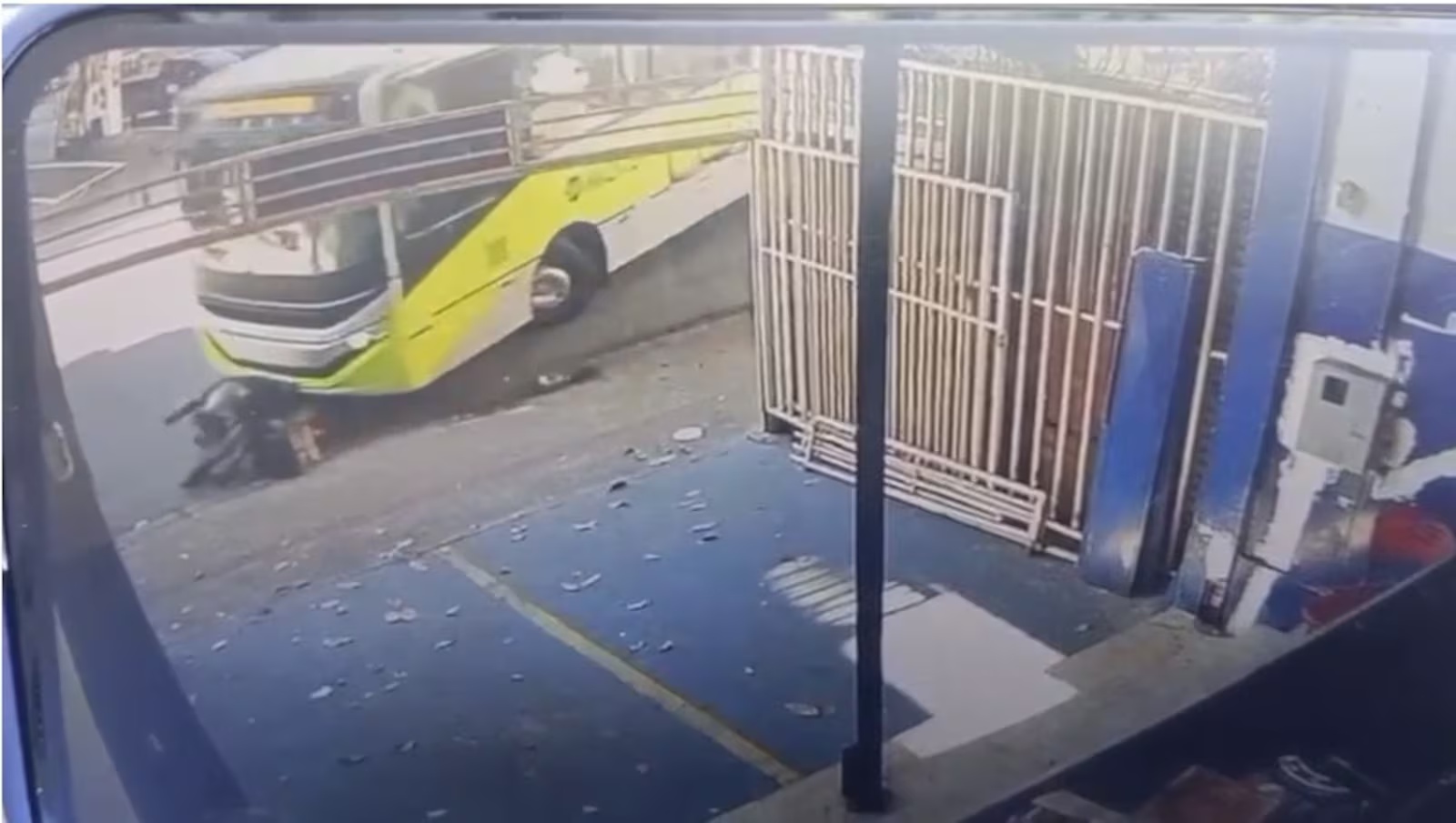 Acidente entre motociclista e ônibus do MOVE deixa homem ferido em Belo Horizonte