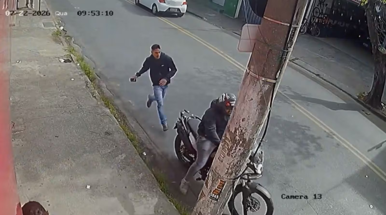 Mulher tem celular roubado em ponto de ônibus na região norte de Belo Horizonte