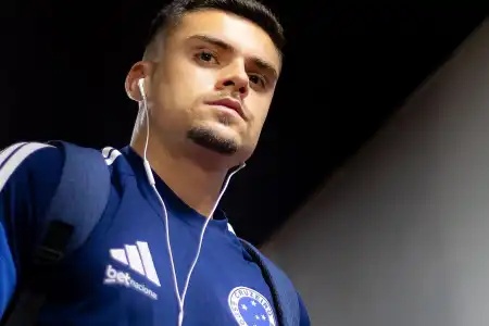 Cruzeiro confirma fratura na tíbia de Gabriel Pec após entrada violenta no jogo contra o Internacional
