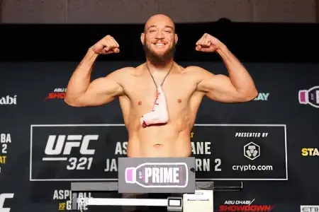 Valter Walker retorna ao UFC em busca da quinta vitória consecutiva