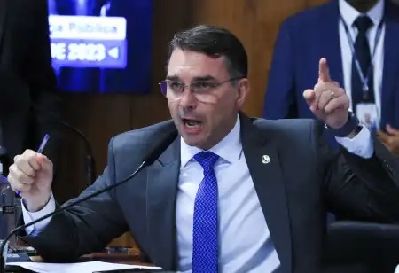 Partidos de oposição protocolam representação no TSE contra Flávio Bolsonaro por declarações sobre urnas eletrônicas