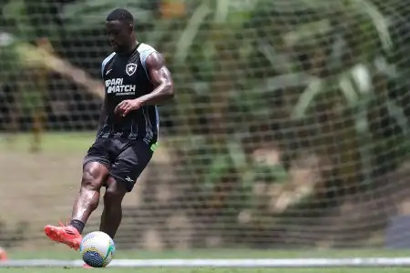 Botafogo formaliza rescisão de contrato com o zagueiro Bastos