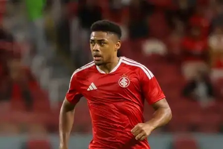 Victor Gabriel se pronuncia após fratura de Gabriel Pec em partida entre Internacional e Cruzeiro