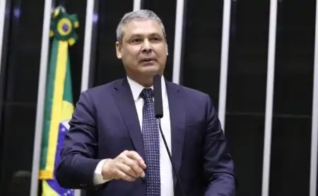 Flávio Bolsonaro se torna investigado em inquérito sobre financiamento do filme Dark Horse