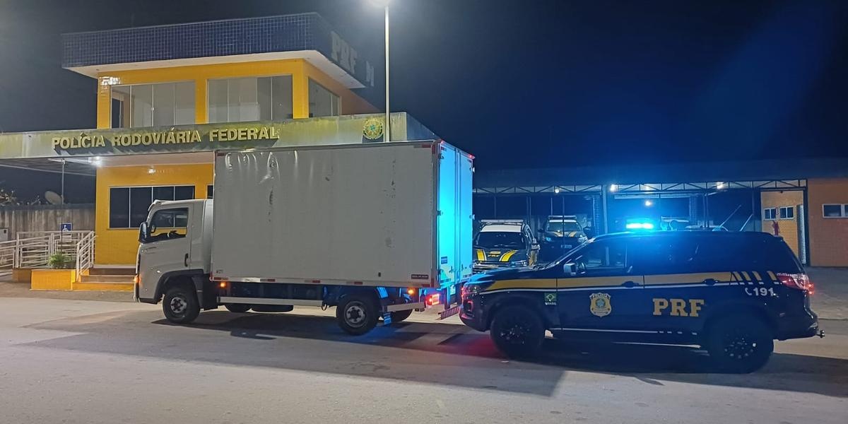 Motorista quebra o próprio celular durante abordagem e acaba preso com caminhão furtado na BR-381