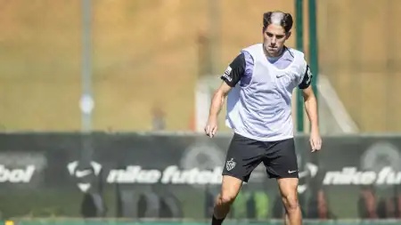 Jogador do Atlético é alvo de brincadeira durante treino na Cidade do Galo
