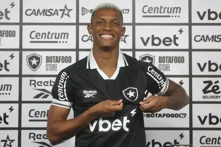 John Textor divulga valor da multa rescisória de Danilo, alvo do Palmeiras