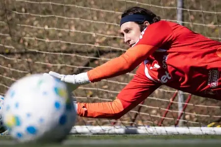 Cássio avança na recuperação e participa de treino com goleiros do Cruzeiro
