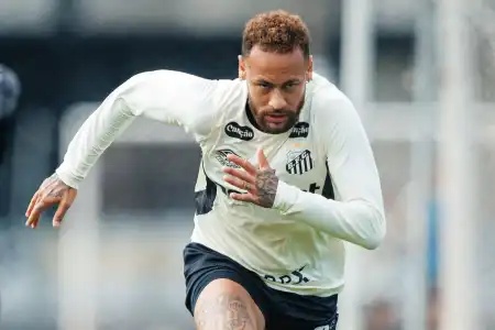 Neymar responde a críticas após participar de evento de pôquer enquanto se recupera de lesão