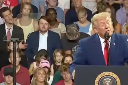 Homem se torna viral ao imitar Donald Trump durante discurso em comício na Geórgia