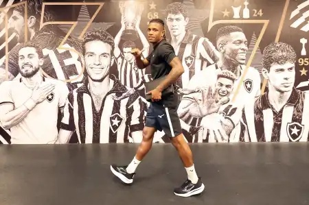 Botafogo relaciona Danilo para partida contra o Vitória, mas volante inicia no banco