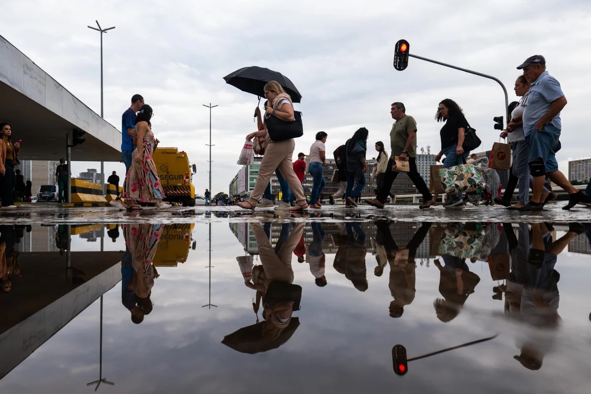 Frente fria provoca chuvas intensas no Sudeste enquanto ar seco predomina em outras regiões do Brasil