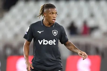 Danilo se pronuncia sobre sua permanência no Botafogo e recusa proposta da Rússia