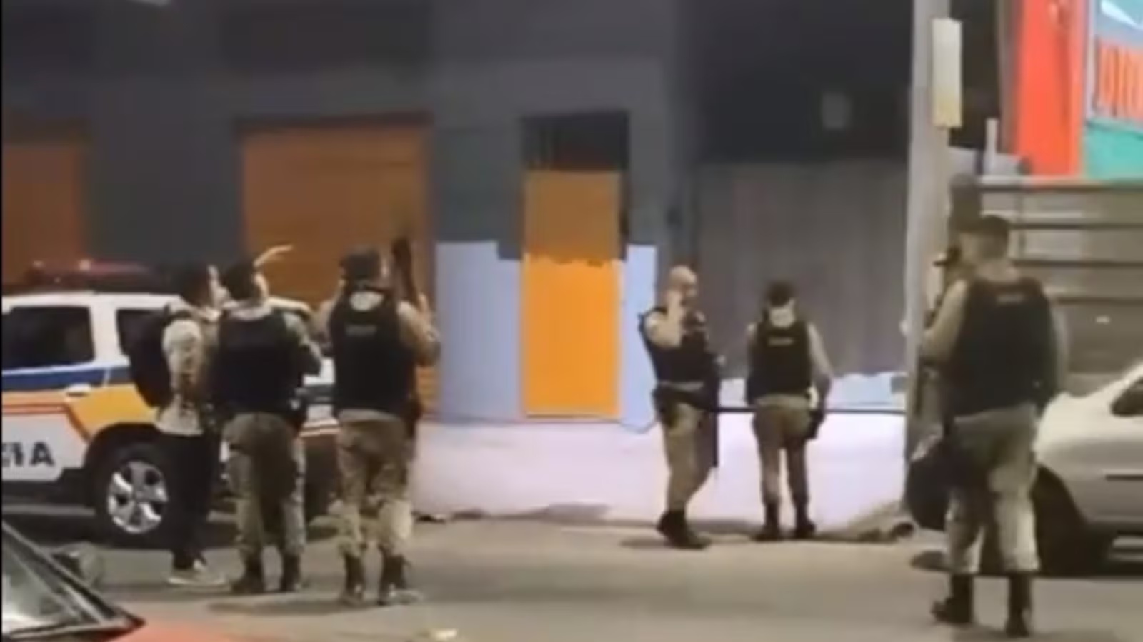 Duas pessoas ficam feridas em ataque a tiros em Contagem; moto usada tem placa clonada e foi furtada