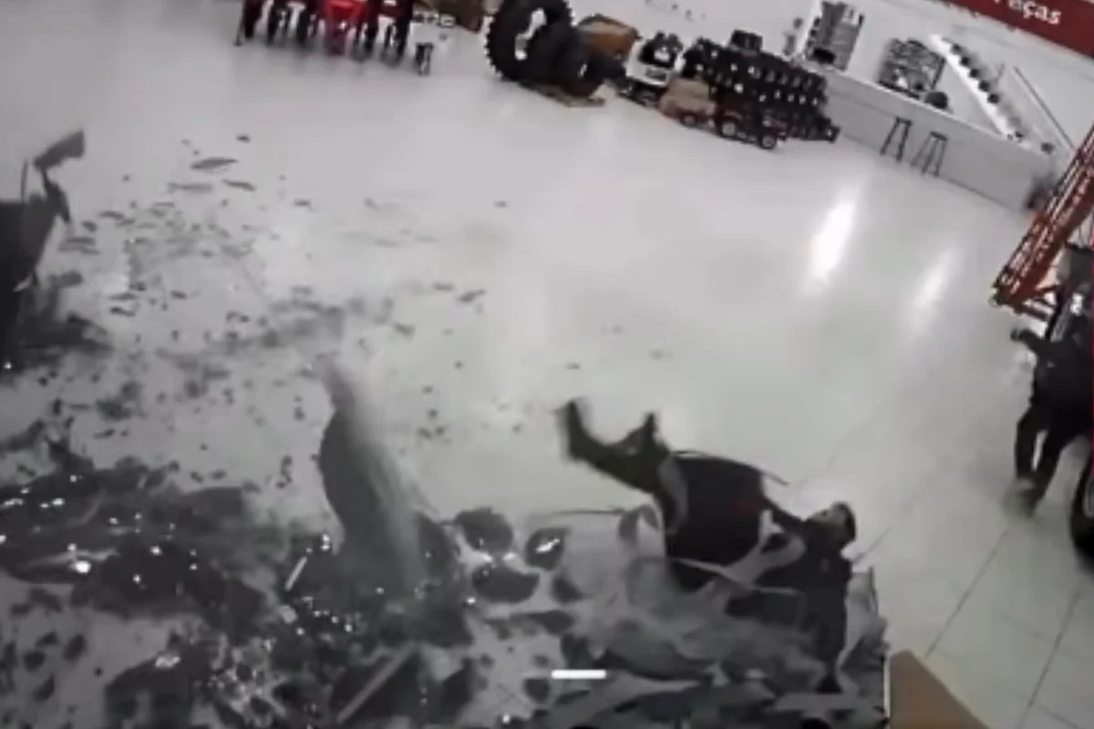 RS: temporal despedaça vitrine de loja e estilhaços caem sobre homem. Veja vídeo