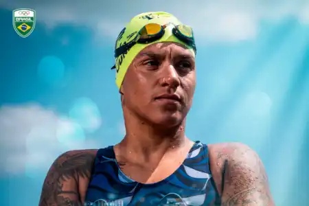 Ana Marcela Cunha bate recorde em travessia do Canal da Mancha