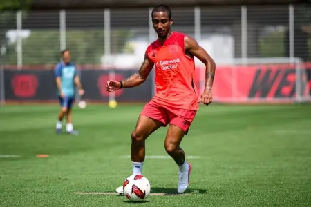 Ex-América, lateral do Bayer Leverkusen brilha em amistoso e projeta evolução para 2026/27