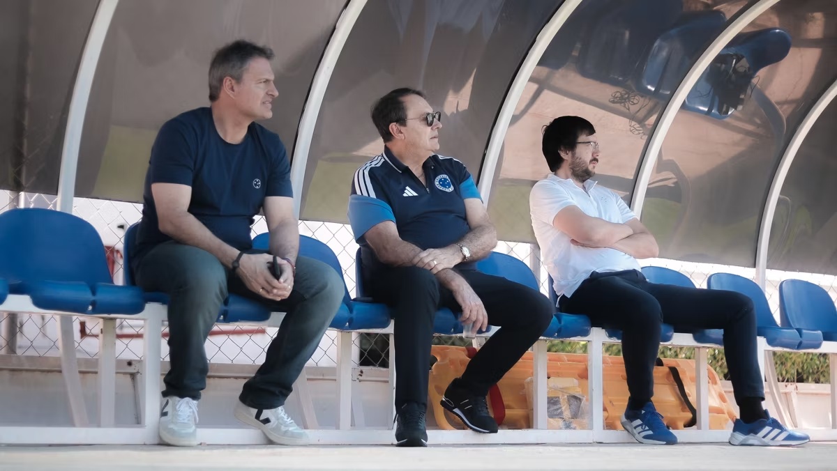 Cruzeiro intensifica busca por reforços no mercado de transferências