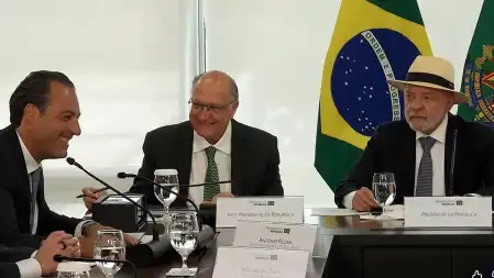 ‘Bateria deve ser asiática’: CEO da Stellantis brinca após falha em microfone com Lula