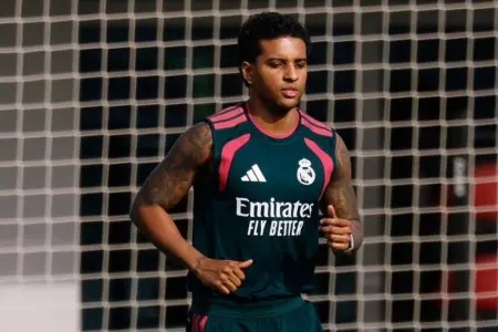 Rodrygo realiza primeira atividade física após seis meses de recuperação de lesão no joelho