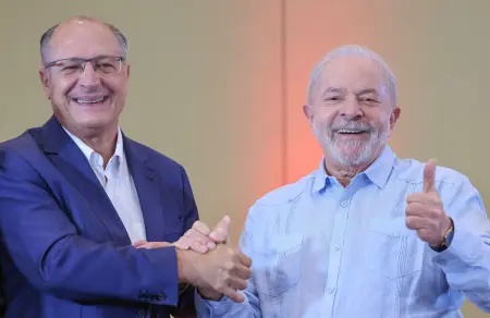Mendonça determina suspensão de propaganda de Lula por omissão de nome de vice