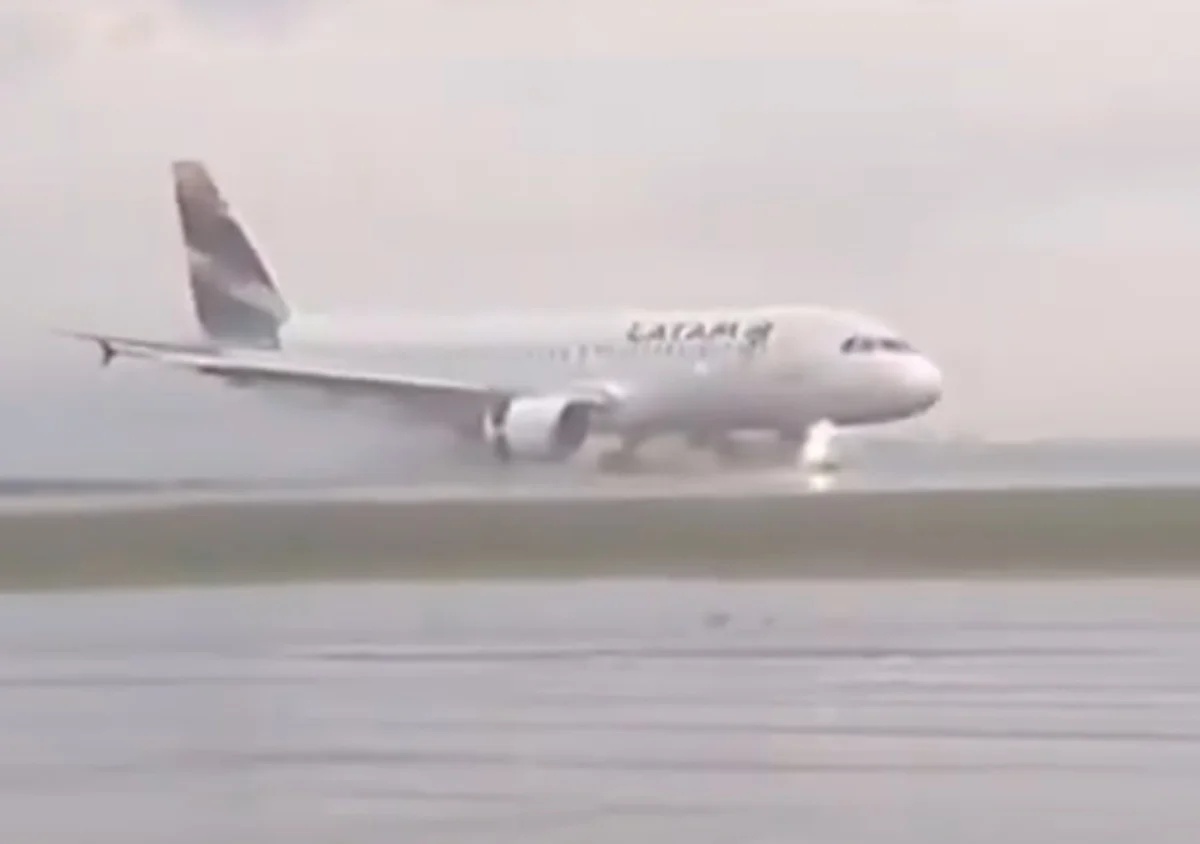 Avião da Latam sai da pista e fica preso em lama no Aeroporto de Cascavel, no Paraná