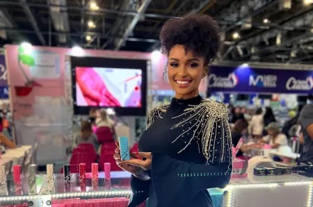 Ex-BBB Natália Deodato retoma atividade como manicure em Belo Horizonte e reforça valor do trabalho artesanal