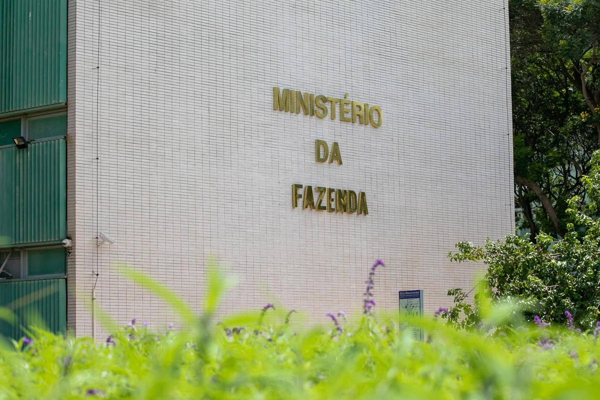 Fazenda atribui desaceleração do PIB a juros elevados e prevê revisão para baixo da projeção de crescimento