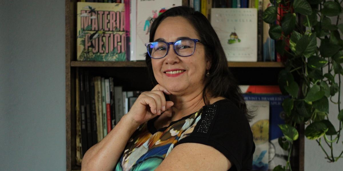 Professora lança livro que retrata memórias familiares e os impactos do Alzheimer na vida de uma comunidade