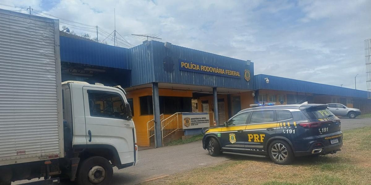 Motorista é preso por conduzir caminhão com alerta de furto na BR-040, em Minas Gerais