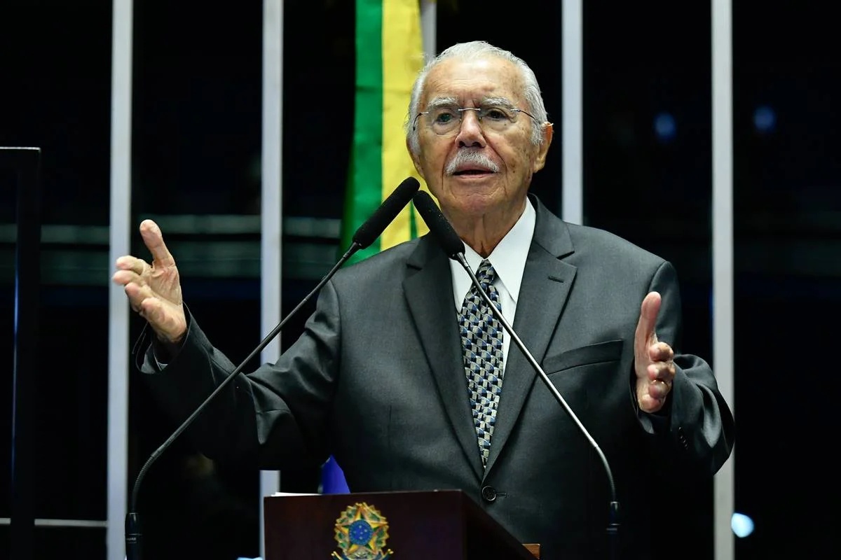 Ex-presidente José Sarney permanece em tratamento de pneumonia com evolução clínica favorável, sem previsão de alta