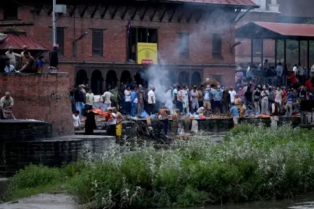 Famílias no Nepal realizam funerais simbólicos uma semana após tragédia de enchente que deixou mais de 1.100 mortos
