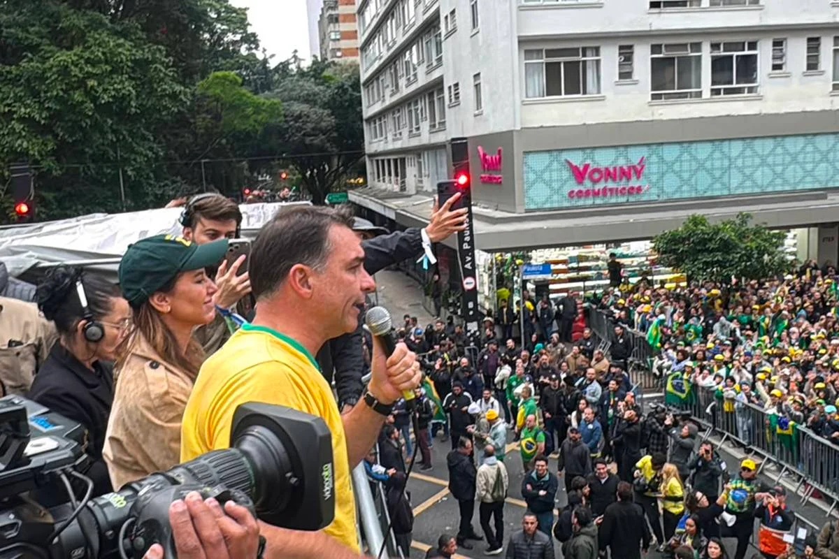 Flávio Bolsonaro adota postura moderada com mercado e reforça discurso crítico ao STF em atos públicos