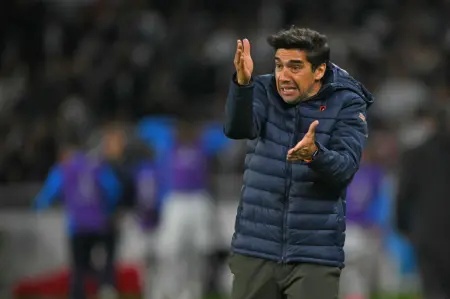 Abel Ferreira reconhece erro na estratégia contra a LDU e ajusta preparação do Palmeiras para duelo decisivo na Libertadores