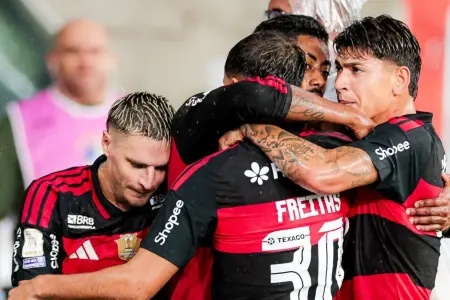 Flamengo atinge marca histórica de 100 gols na temporada de jogos oficiais