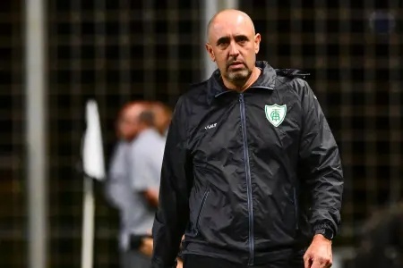 Técnico do América reforça que motivação é obrigação após derrota na Série B
